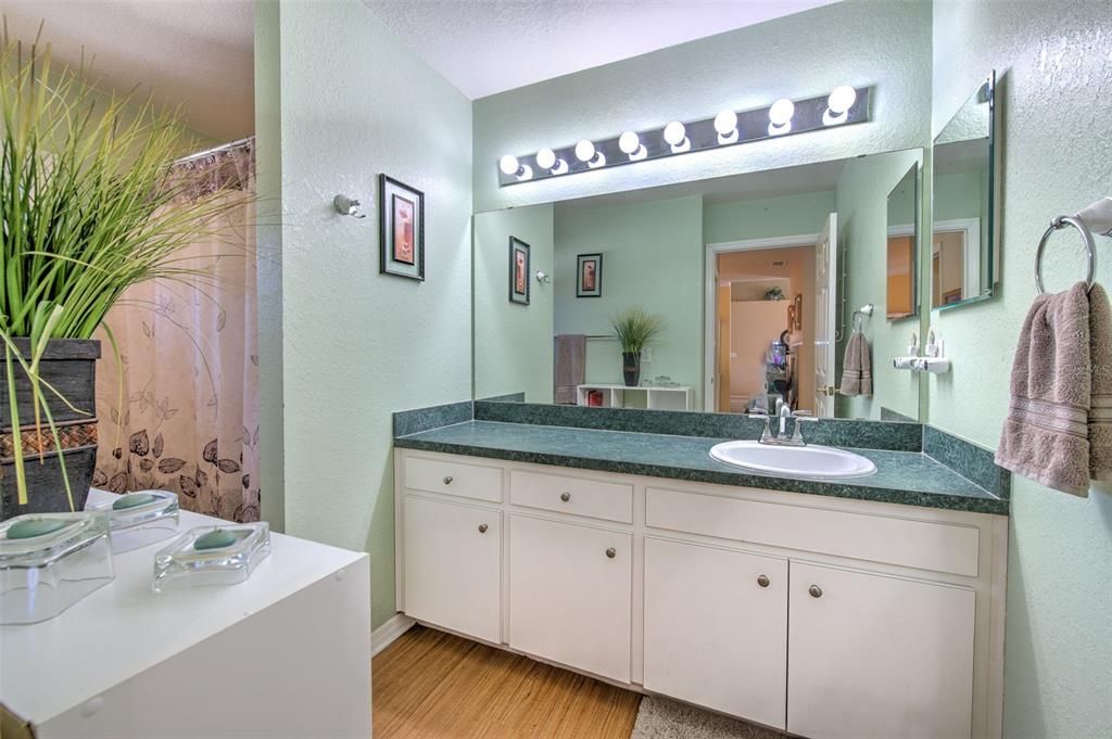 Activo con contrato: $359,900 (4 camas, 2 baños, 2130 Pies cuadrados)