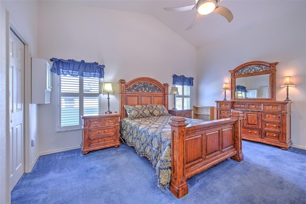 Activo con contrato: $359,900 (4 camas, 2 baños, 2130 Pies cuadrados)