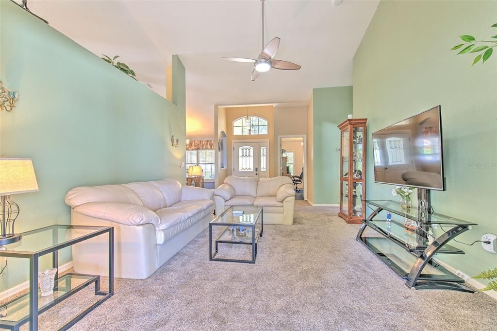 Activo con contrato: $359,900 (4 camas, 2 baños, 2130 Pies cuadrados)