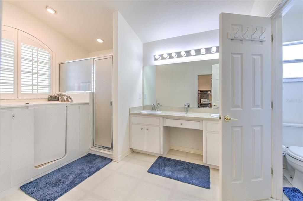 Activo con contrato: $359,900 (4 camas, 2 baños, 2130 Pies cuadrados)