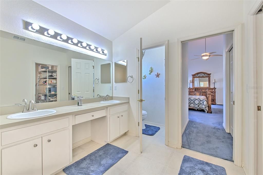 Activo con contrato: $359,900 (4 camas, 2 baños, 2130 Pies cuadrados)