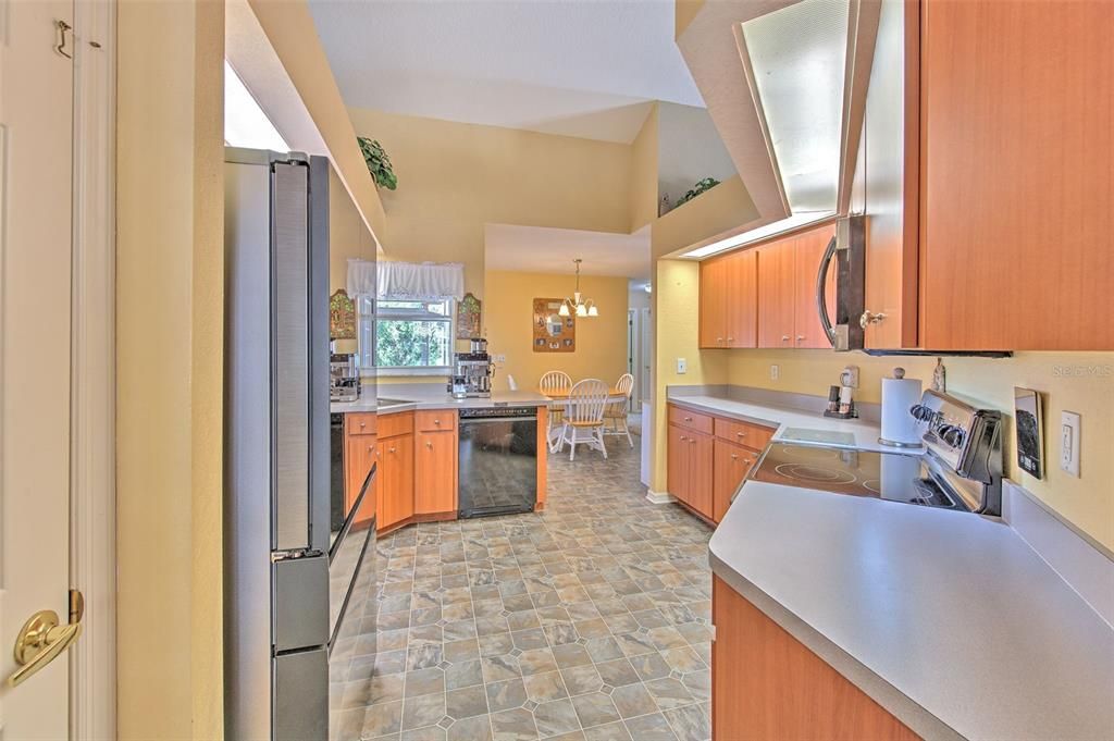 Activo con contrato: $359,900 (4 camas, 2 baños, 2130 Pies cuadrados)