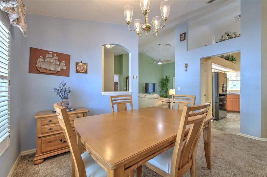 Activo con contrato: $359,900 (4 camas, 2 baños, 2130 Pies cuadrados)