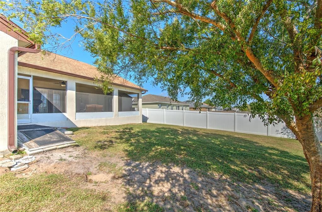 Activo con contrato: $359,900 (4 camas, 2 baños, 2130 Pies cuadrados)