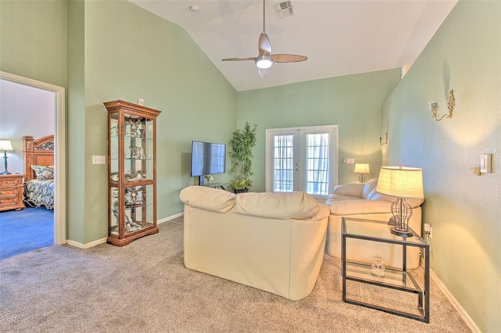 Activo con contrato: $359,900 (4 camas, 2 baños, 2130 Pies cuadrados)