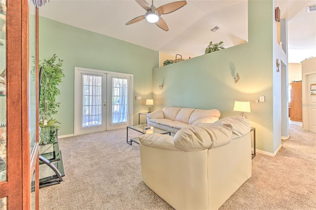 Activo con contrato: $359,900 (4 camas, 2 baños, 2130 Pies cuadrados)