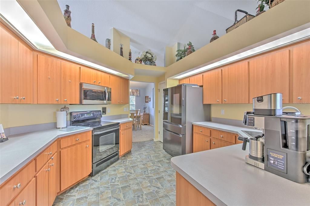 Activo con contrato: $359,900 (4 camas, 2 baños, 2130 Pies cuadrados)