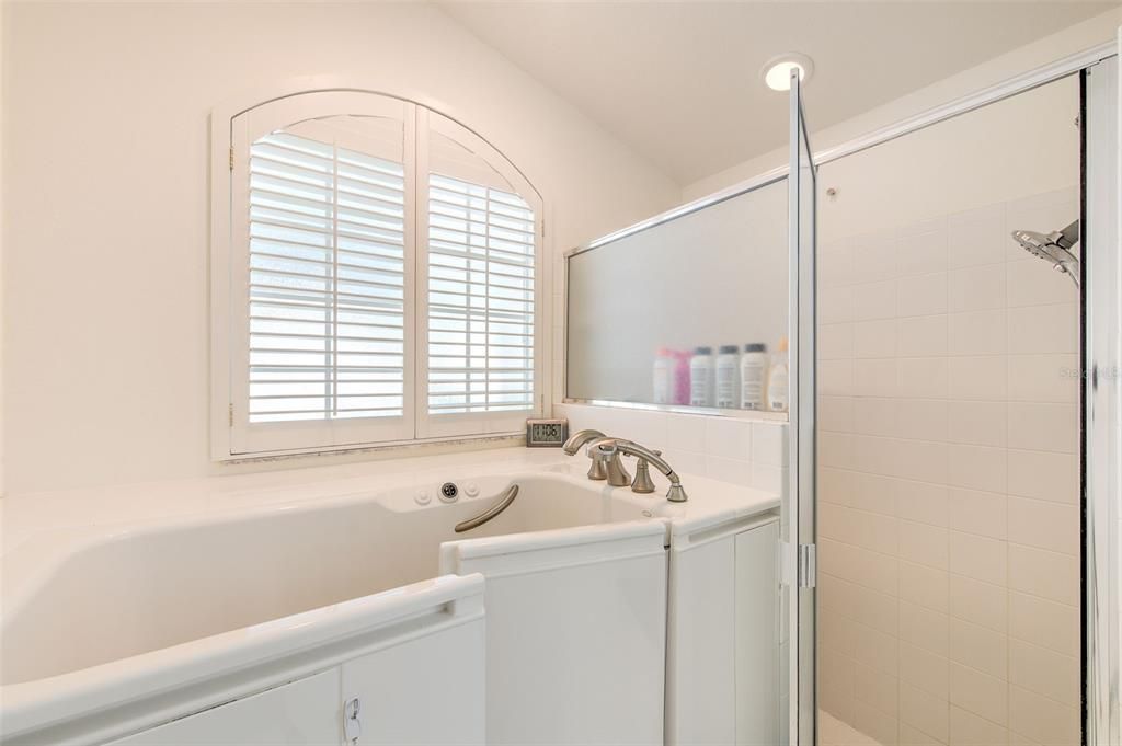 Activo con contrato: $359,900 (4 camas, 2 baños, 2130 Pies cuadrados)