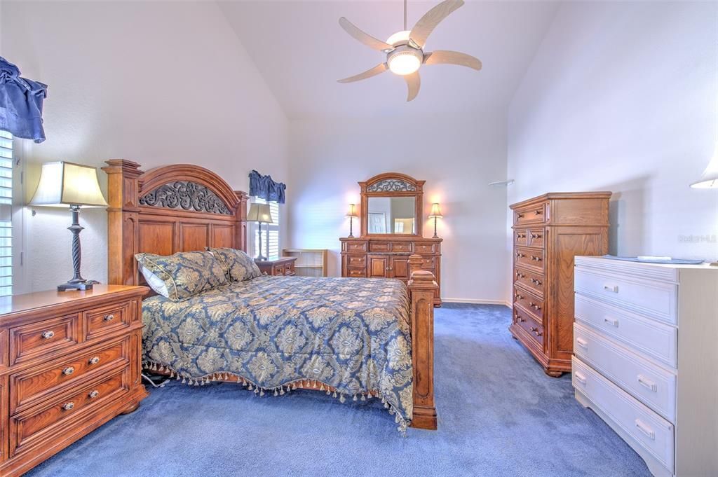 Activo con contrato: $359,900 (4 camas, 2 baños, 2130 Pies cuadrados)