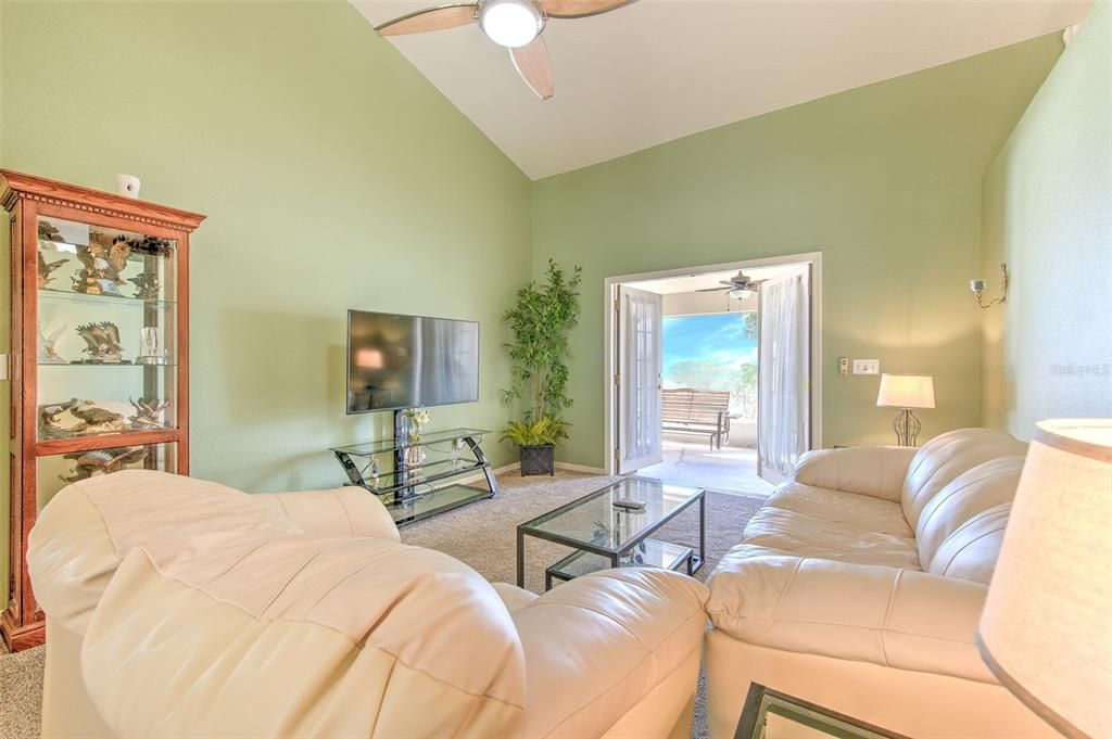 Activo con contrato: $359,900 (4 camas, 2 baños, 2130 Pies cuadrados)