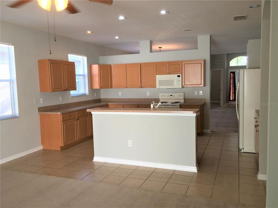 For Rent: $1,900 (4 beds, 2 baths, 1913 Square Feet)