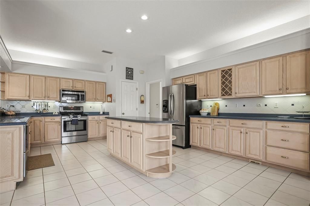 For Sale: $1,100,000 (4 beds, 2 baths, 3095 Square Feet)