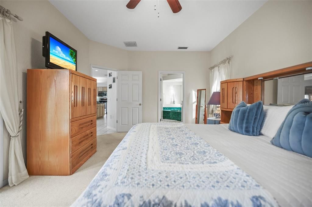 For Sale: $1,100,000 (4 beds, 2 baths, 3095 Square Feet)