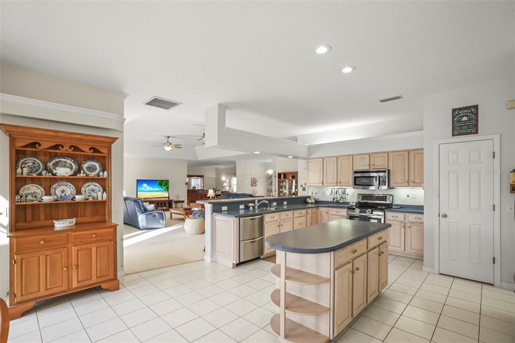 For Sale: $1,100,000 (4 beds, 2 baths, 3095 Square Feet)