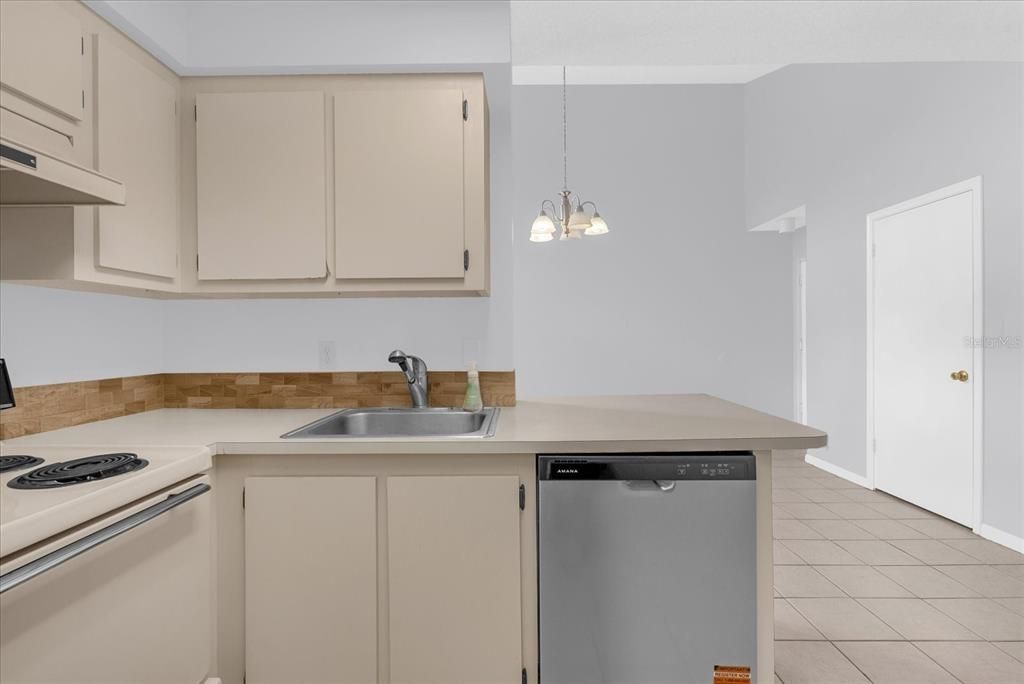 Active With Contract: $149,000 (2 beds, 2 baths, 820 Square Feet)