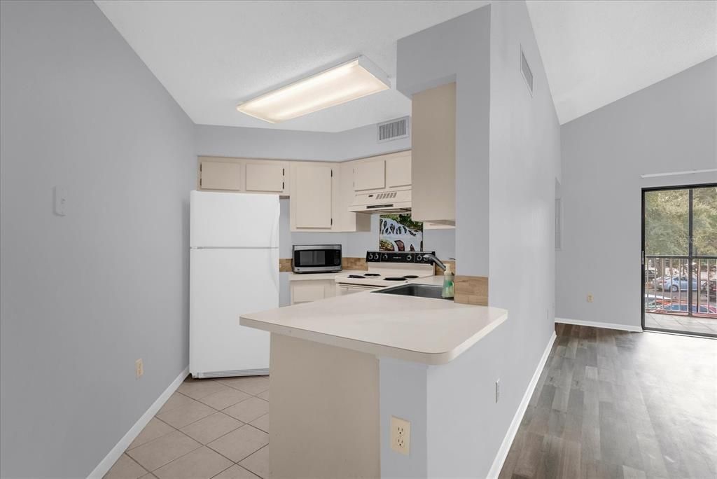 Active With Contract: $149,000 (2 beds, 2 baths, 820 Square Feet)