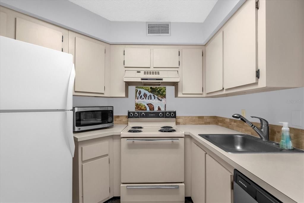 Active With Contract: $149,000 (2 beds, 2 baths, 820 Square Feet)