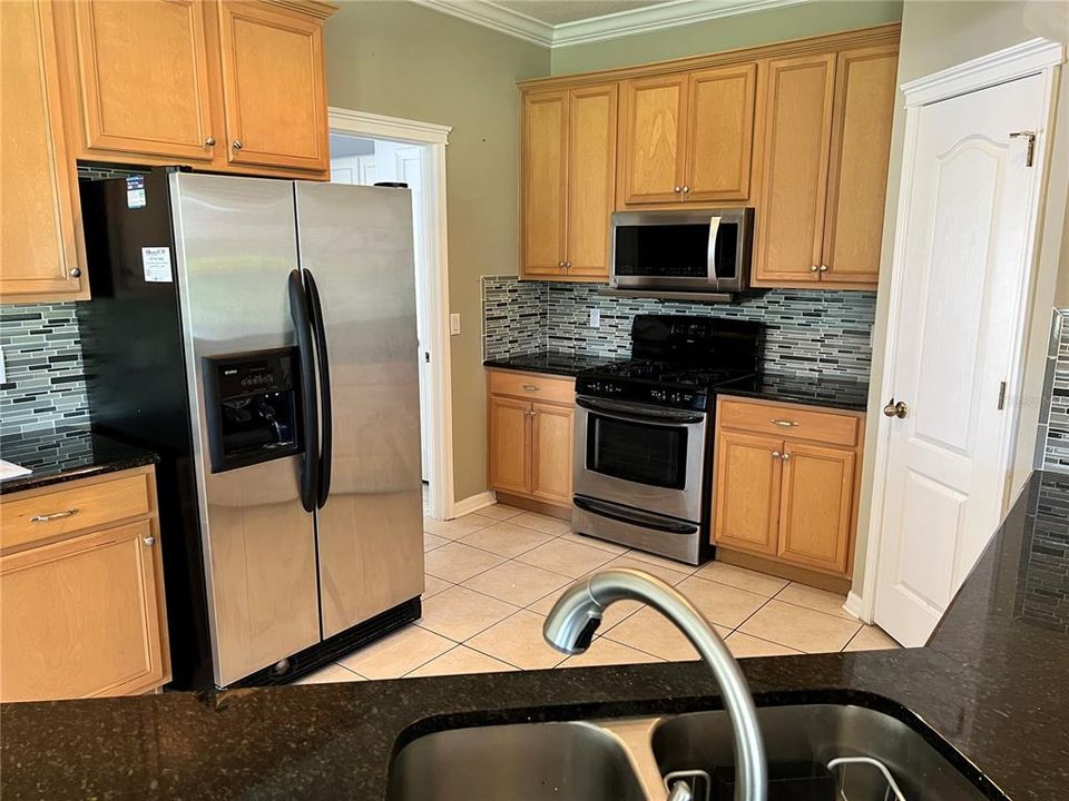 Active With Contract: $2,100 (3 beds, 2 baths, 1581 Square Feet)