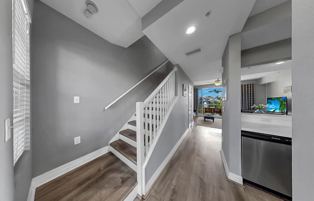 Active With Contract: $299,000 (2 beds, 1 baths, 1110 Square Feet)