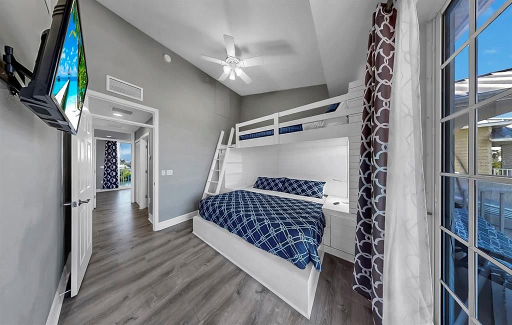 Active With Contract: $299,000 (2 beds, 1 baths, 1110 Square Feet)