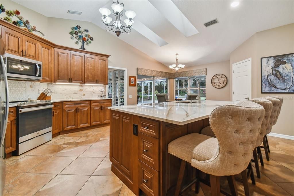 Activo con contrato: $699,000 (4 camas, 2 baños, 2414 Pies cuadrados)