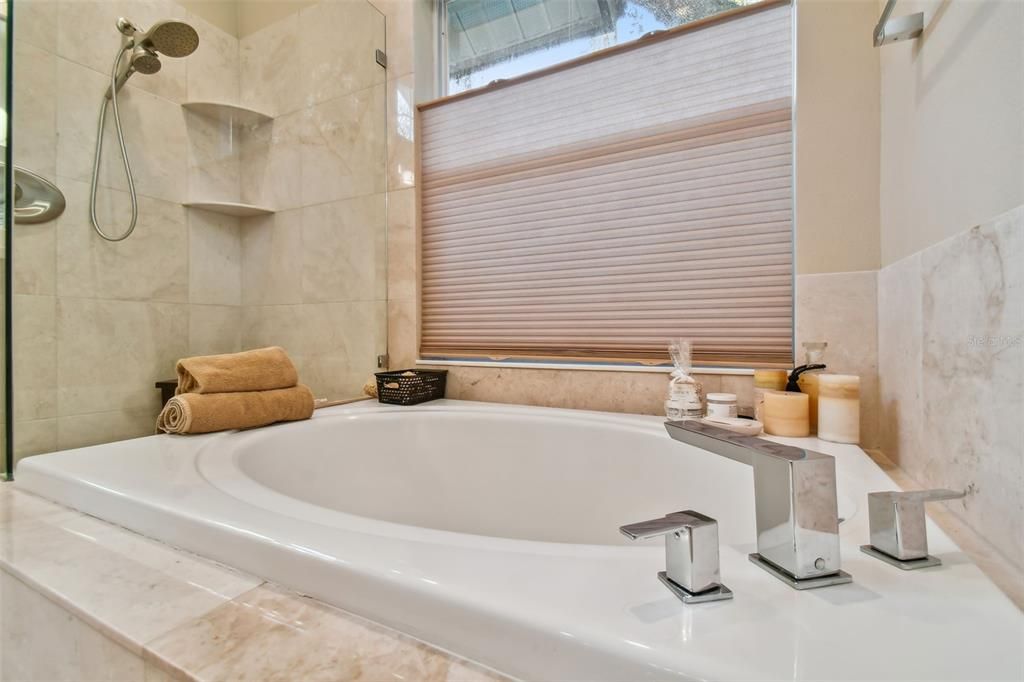 Activo con contrato: $699,000 (4 camas, 2 baños, 2414 Pies cuadrados)