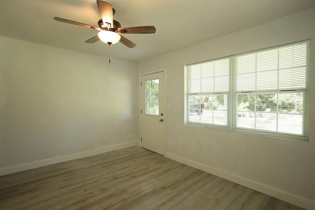 For Sale: $320,000 (3 beds, 2 baths, 832 Square Feet)