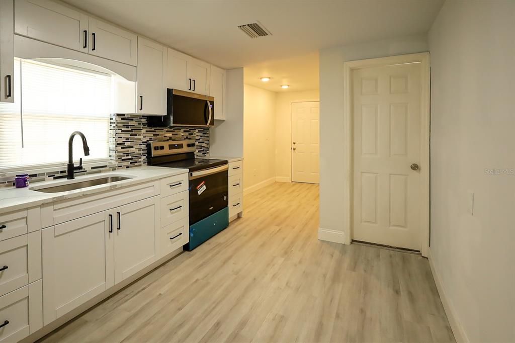 For Sale: $320,000 (3 beds, 2 baths, 832 Square Feet)