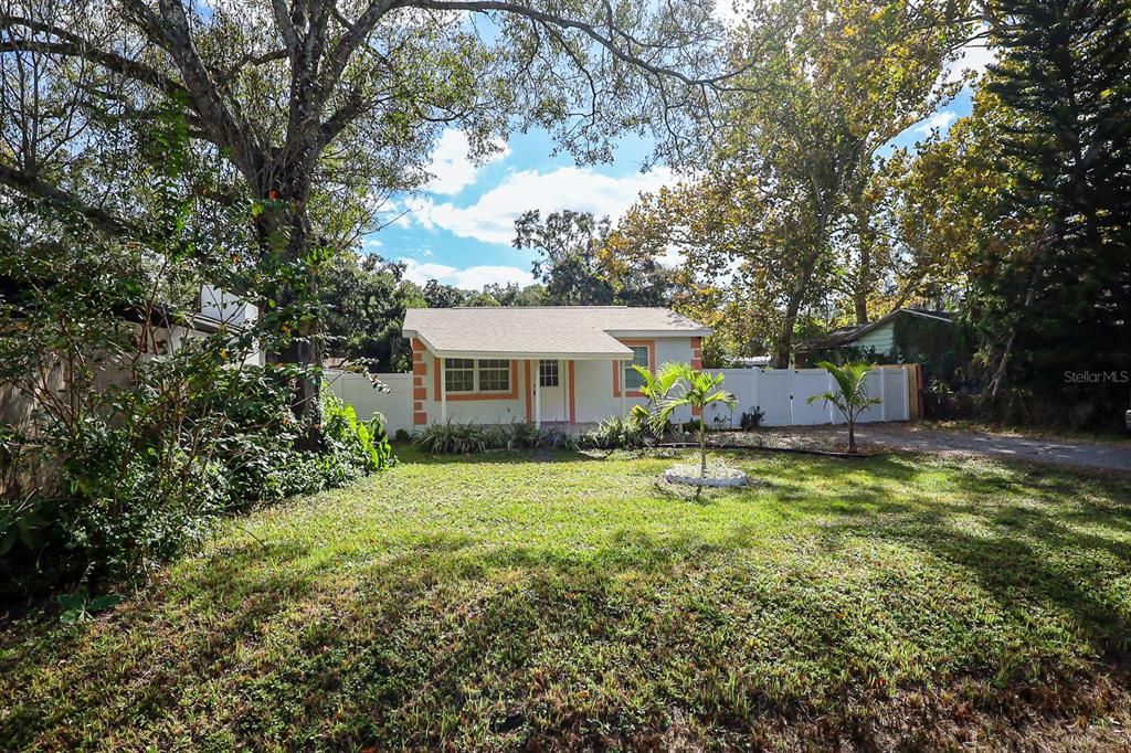 For Sale: $320,000 (3 beds, 2 baths, 832 Square Feet)