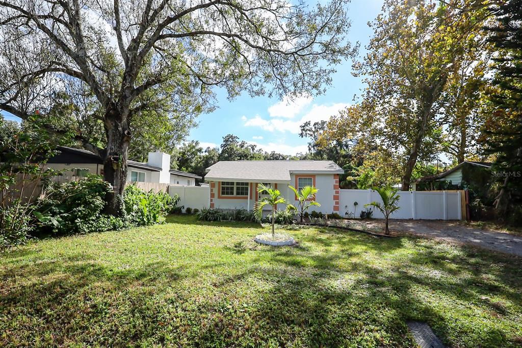 For Sale: $320,000 (3 beds, 2 baths, 832 Square Feet)