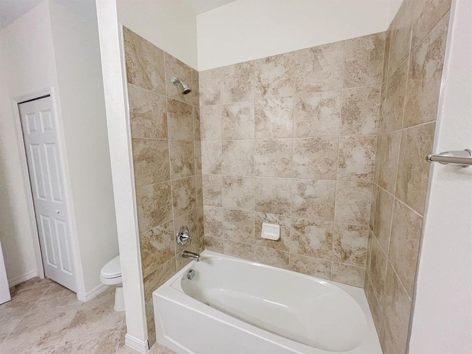 For Rent: $2,200 (3 beds, 2 baths, 1949 Square Feet)