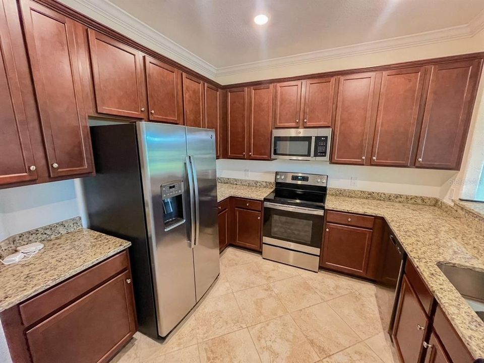 For Rent: $2,200 (3 beds, 2 baths, 1949 Square Feet)