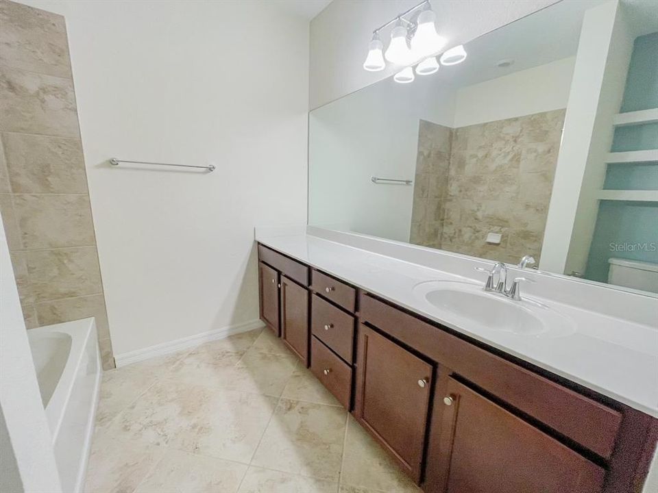 For Rent: $2,200 (3 beds, 2 baths, 1949 Square Feet)