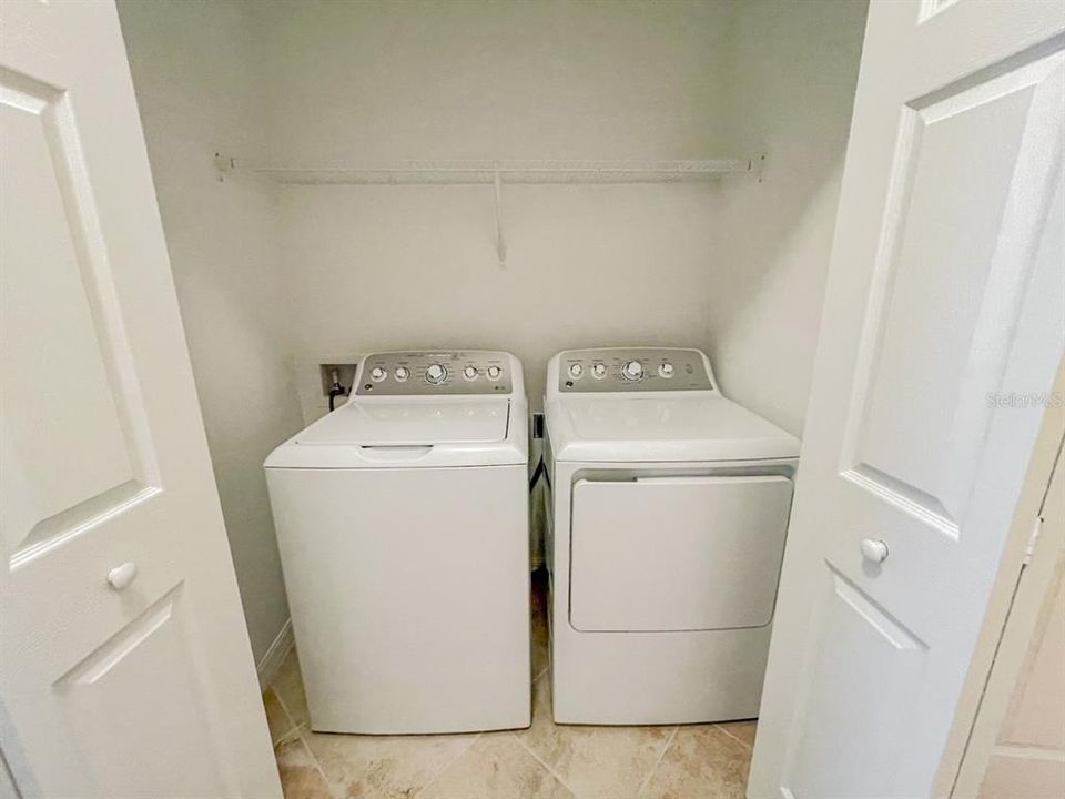 For Rent: $2,200 (3 beds, 2 baths, 1949 Square Feet)