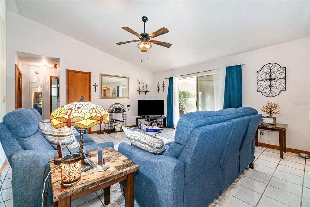 На продажу: $385,000 (3 спален, 2 ванн, 1603 Квадратных фут)