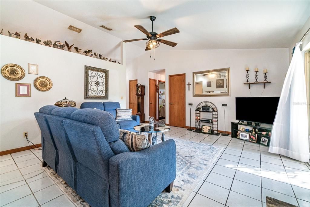 На продажу: $385,000 (3 спален, 2 ванн, 1603 Квадратных фут)