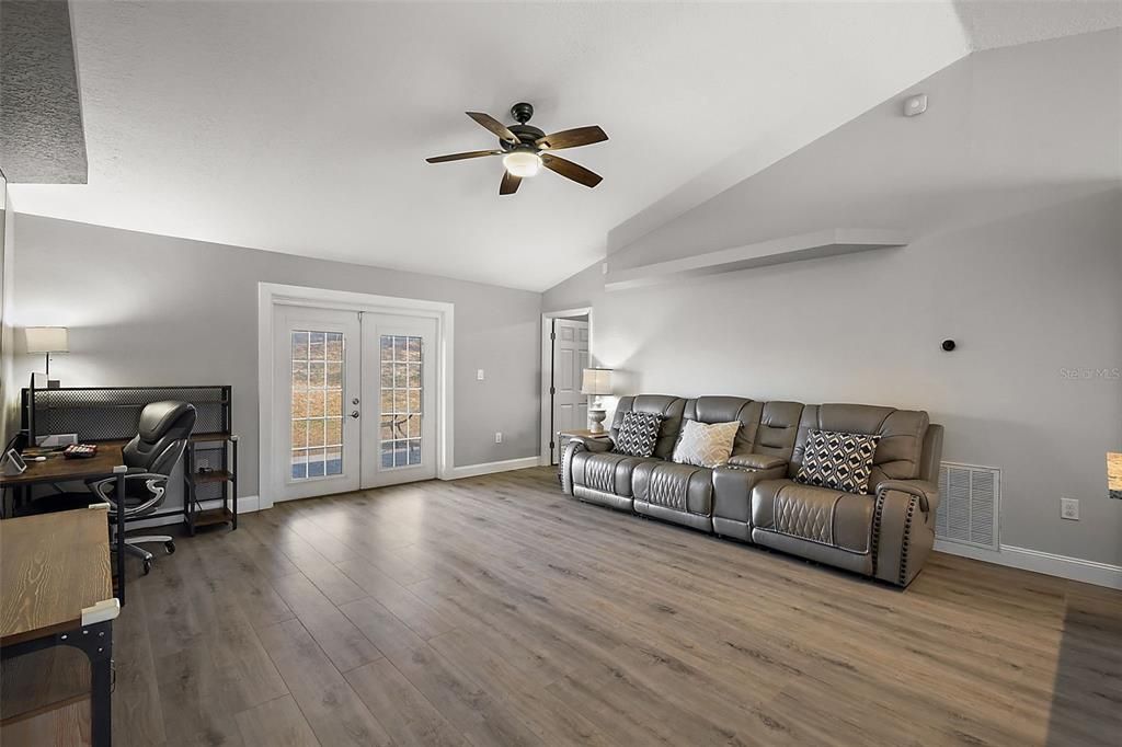 Active With Contract: $350,000 (3 beds, 2 baths, 1545 Square Feet)