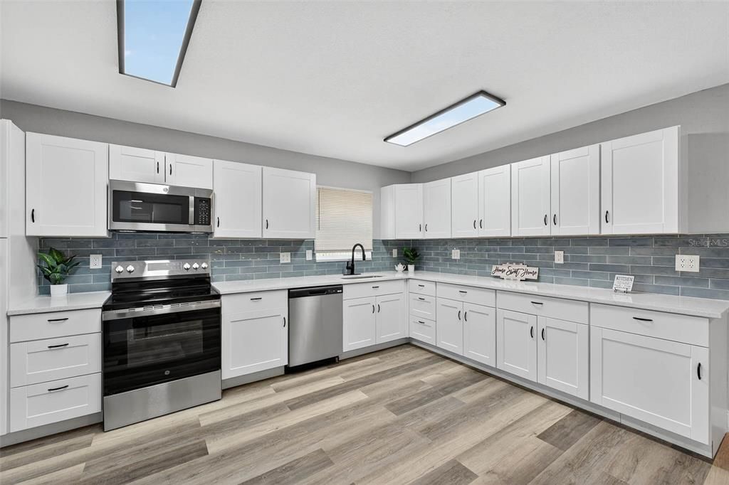 Active With Contract: $497,900 (3 beds, 2 baths, 1716 Square Feet)