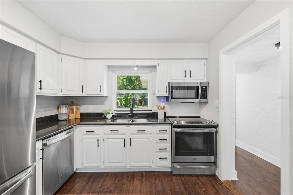 合同活跃: $575,000 (3 贝兹, 2 浴室, 1453 平方英尺)