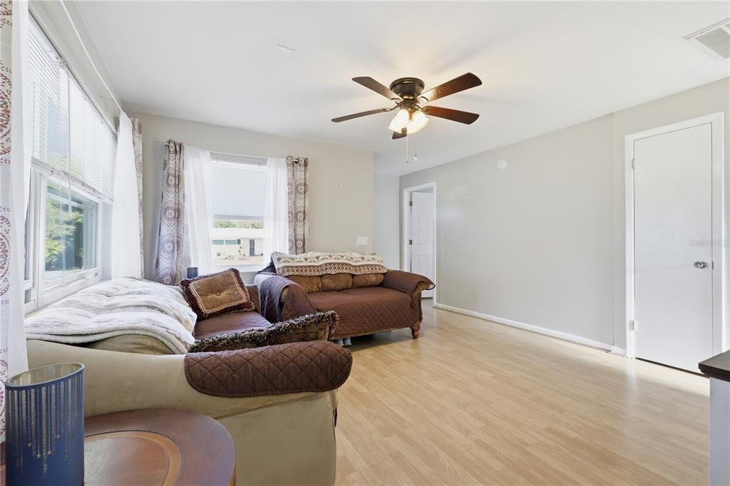 Active With Contract: $159,000 (2 beds, 1 baths, 832 Square Feet)