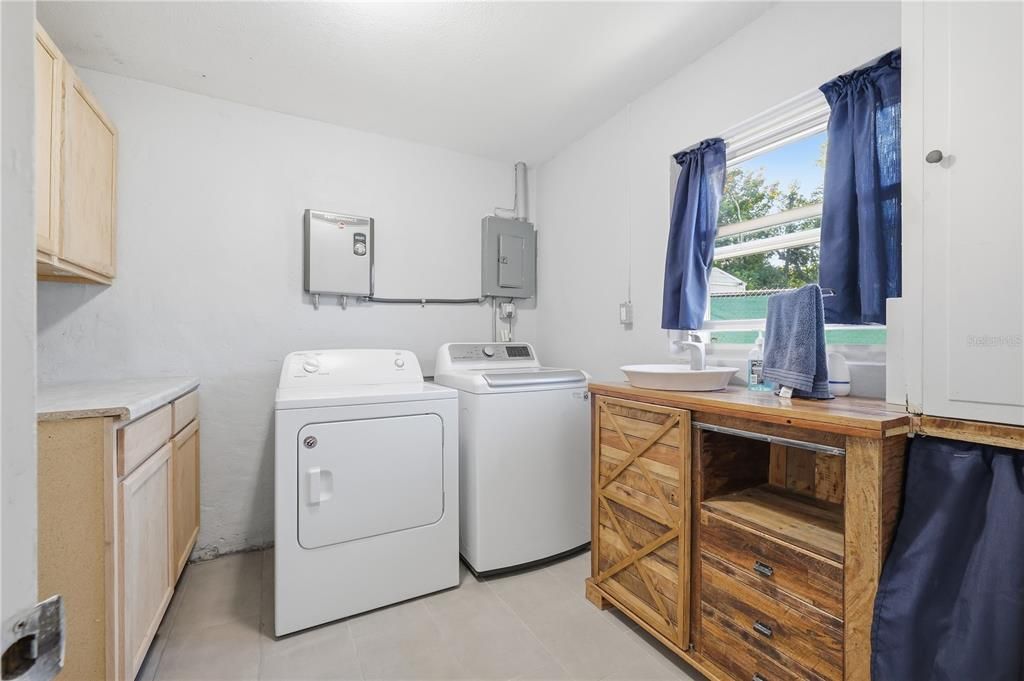 Active With Contract: $159,000 (2 beds, 1 baths, 832 Square Feet)