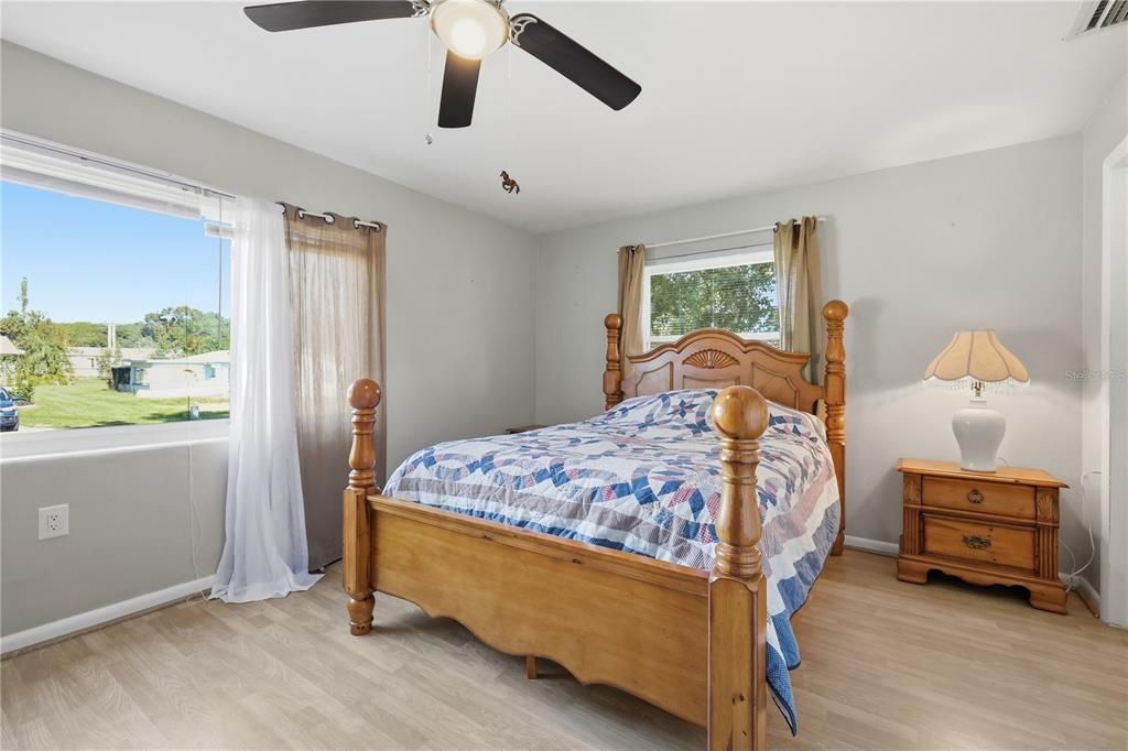 Active With Contract: $159,000 (2 beds, 1 baths, 832 Square Feet)