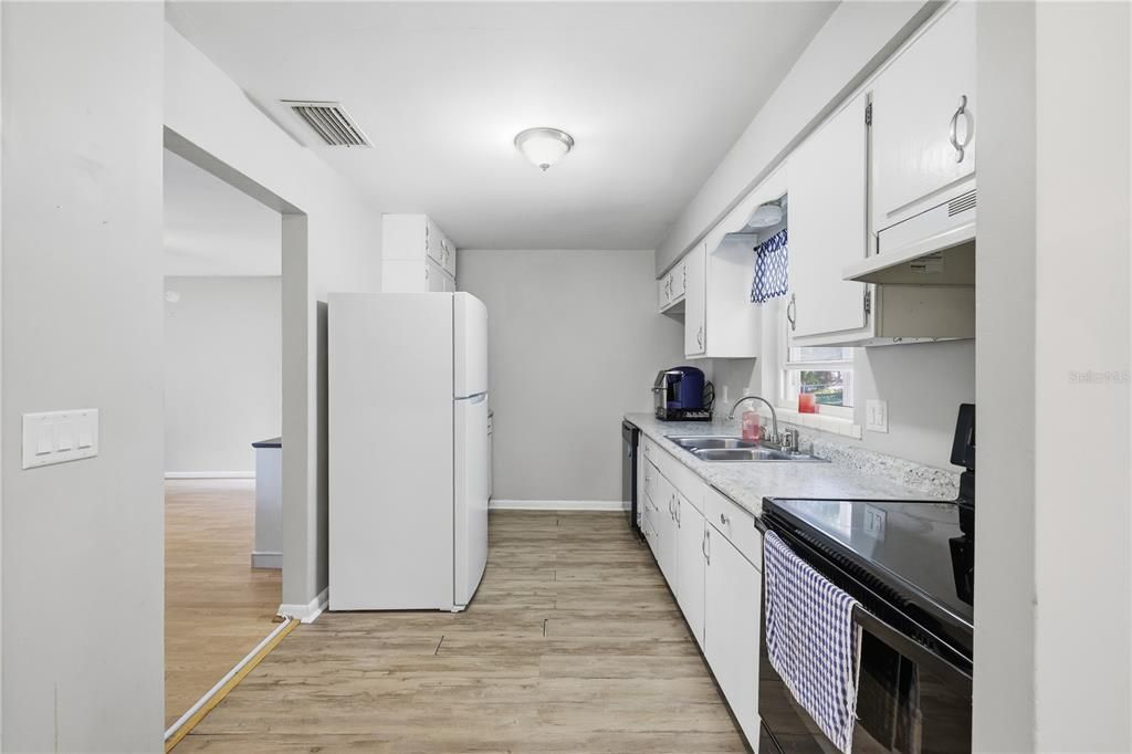 Active With Contract: $159,000 (2 beds, 1 baths, 832 Square Feet)