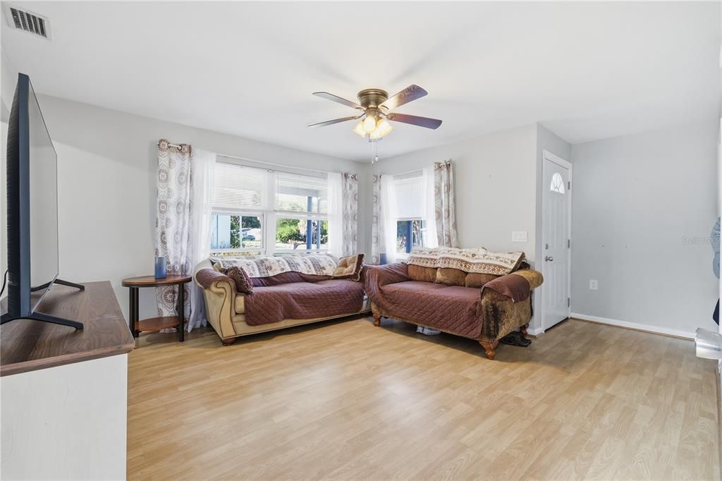 Active With Contract: $159,000 (2 beds, 1 baths, 832 Square Feet)