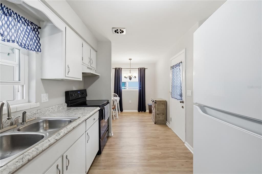 Active With Contract: $159,000 (2 beds, 1 baths, 832 Square Feet)