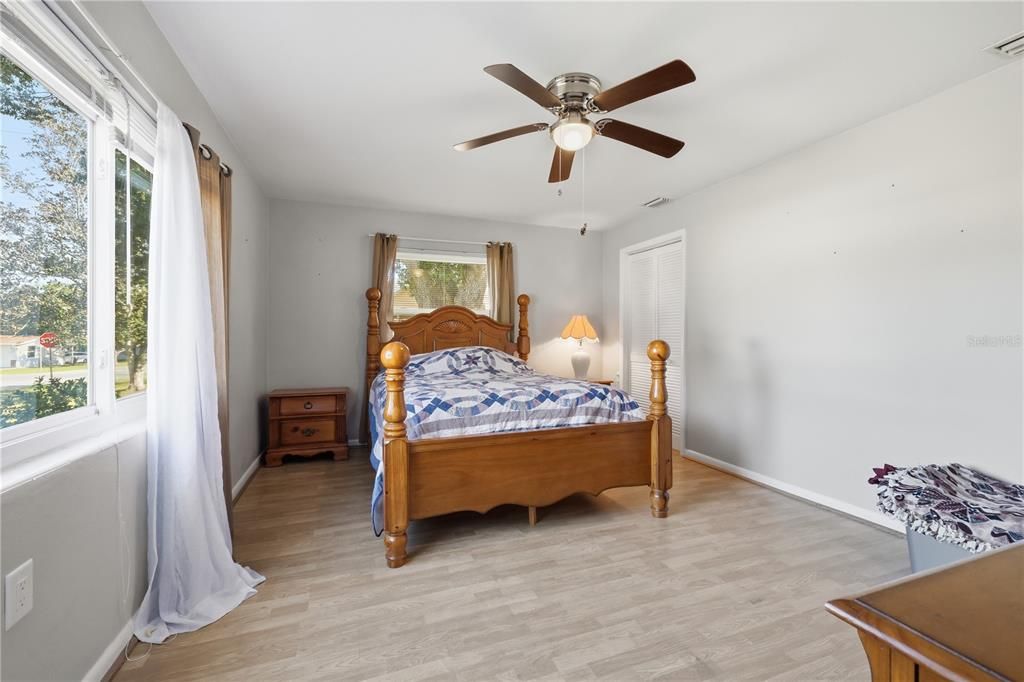 Active With Contract: $159,000 (2 beds, 1 baths, 832 Square Feet)