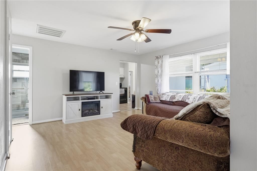 Active With Contract: $159,000 (2 beds, 1 baths, 832 Square Feet)