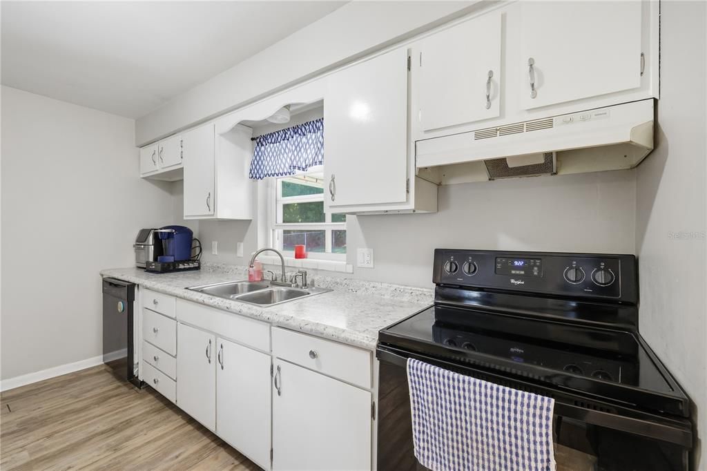 Active With Contract: $159,000 (2 beds, 1 baths, 832 Square Feet)