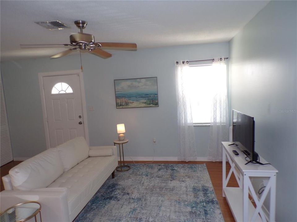 Под контрактом: $1,500 (2 спален, 1 ванн, 953 Квадратных фут)