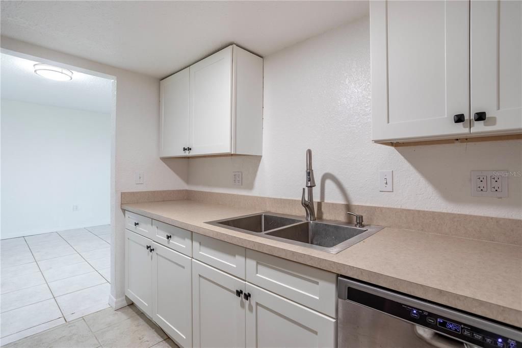 For Sale: $145,000 (2 beds, 2 baths, 897 Square Feet)